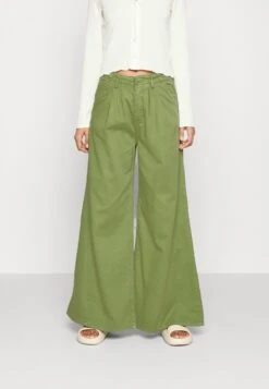FREE PEOPLE Light As Spring Trouser - Pantalones - Verde